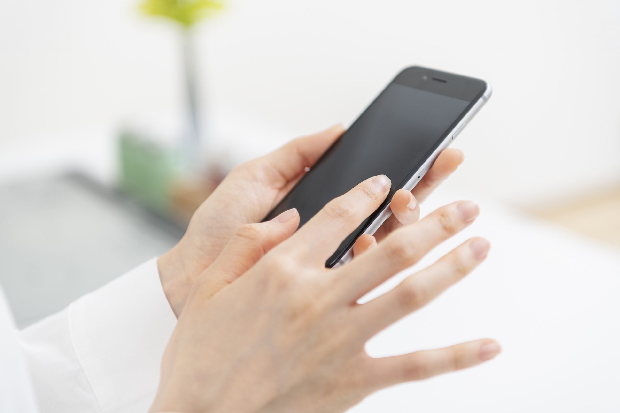 スマートフォンを操作する女性の手元